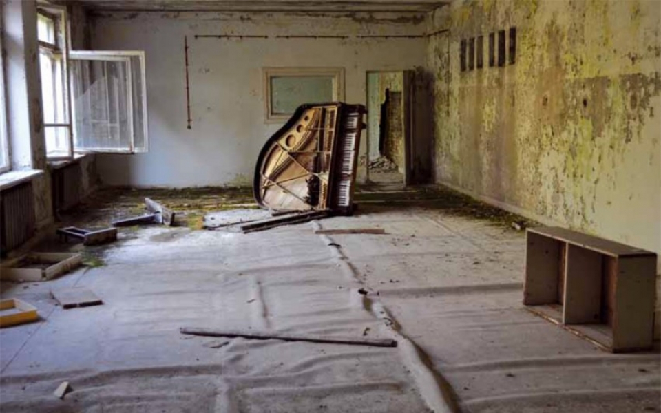 2009. Salle de répétition du Conservatoire de Pripyat. © Elena Costelian